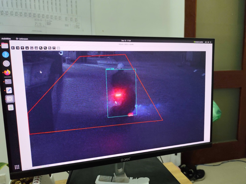 Bãi đỗ xe thông minh ban đêm - nhận diện và cảnh báo